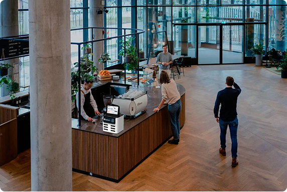 AnyWatt-Powerbank-Verleihstation auf einer Theke in einem Café, einer Bar oder einem Restaurant